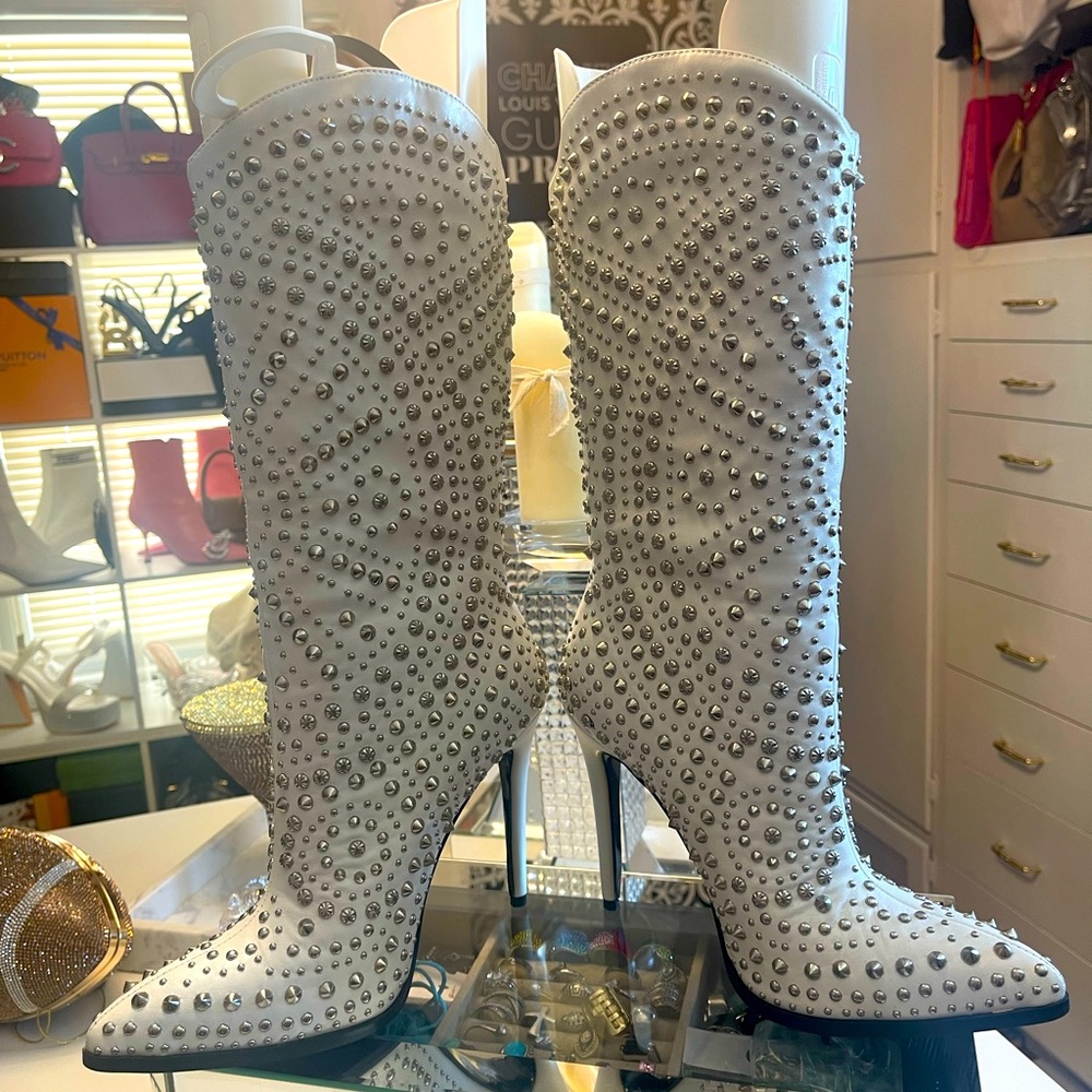 Azalea Wang  White Jinger Stud Western boot. Sz 9m  4 1/2 “ stilettos.